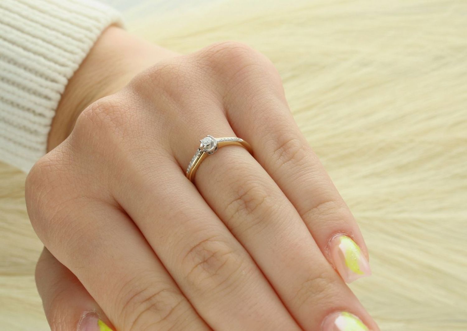 Piękny złoty pierścionek z 15 cyrkoniami 💎 o łącznej masie 0,10 ct. Żółte złoto próby 585 💛, waga 1,50 g, rozmiar 10. Idealny damski pierścionek na prezent 🎁. Kod R37006 YW-10.11.jpg